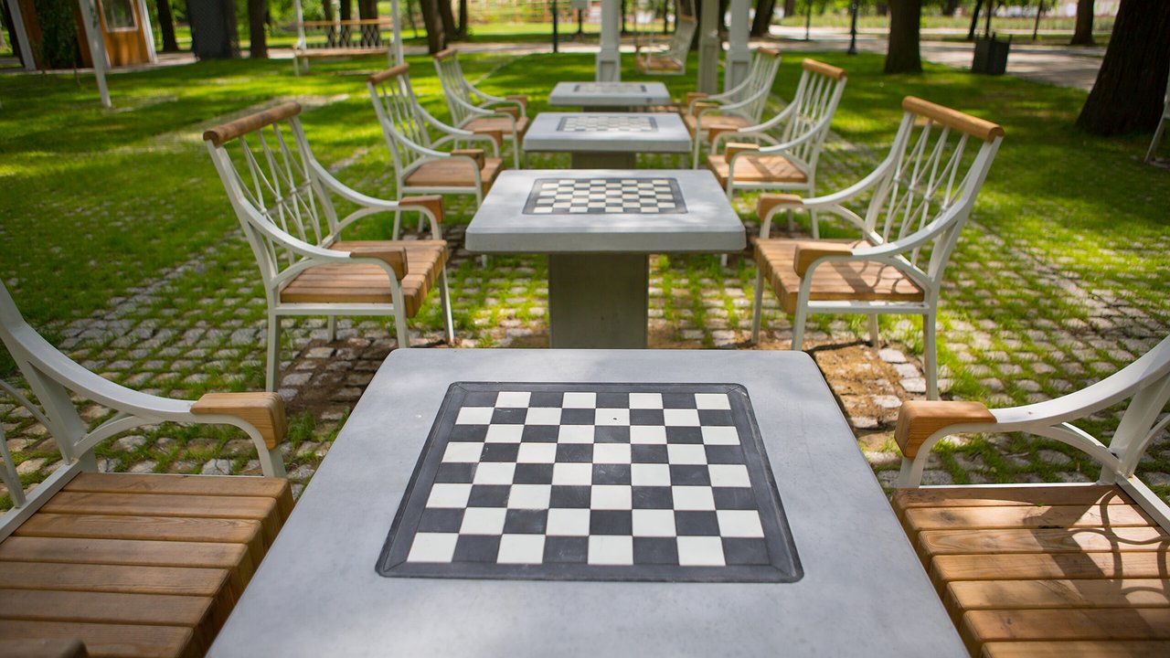 Главная картинка новости: На набережной Новороссийска установят шахматные столы