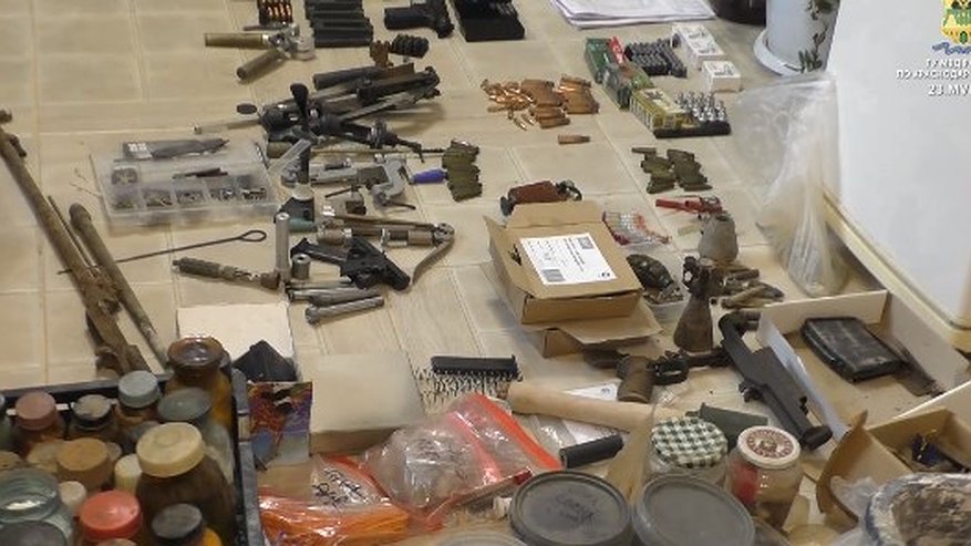 Главная картинка новости: В доме новороссийца нашли склад оружия и боеприпасов