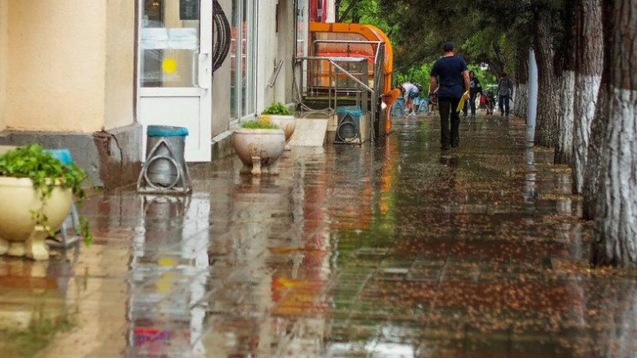 Главная картинка новости: Аномально холодный июнь. Как долго в Новороссийске будет пасмурно и дождливо?