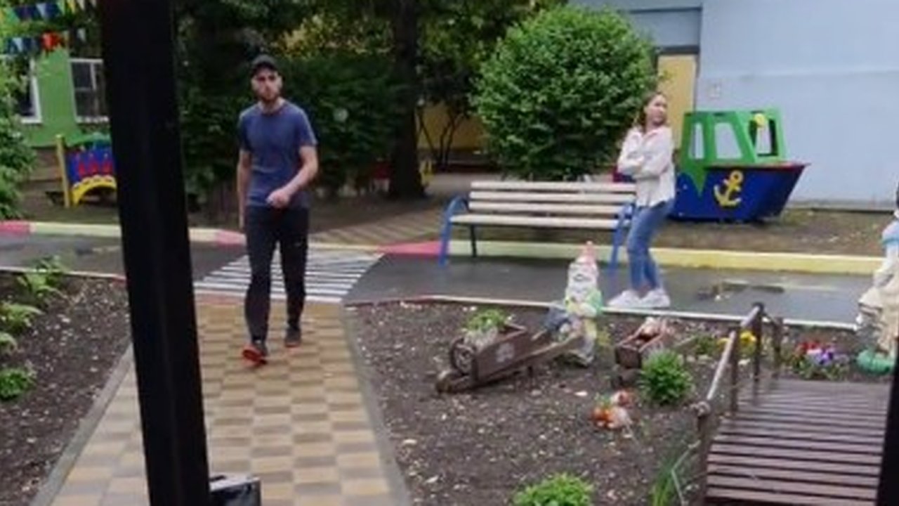 Главная картинка новости: «Ну надо же так хайповать!» Новороссиец снял на видео детсад без охраны