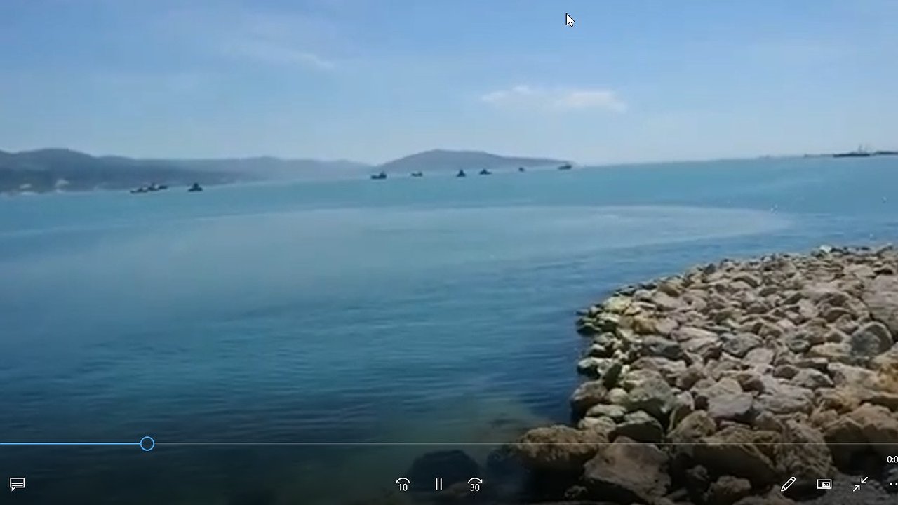 Главная картинка новости: Новороссийцы заметили мутное пятно в море у пляжа