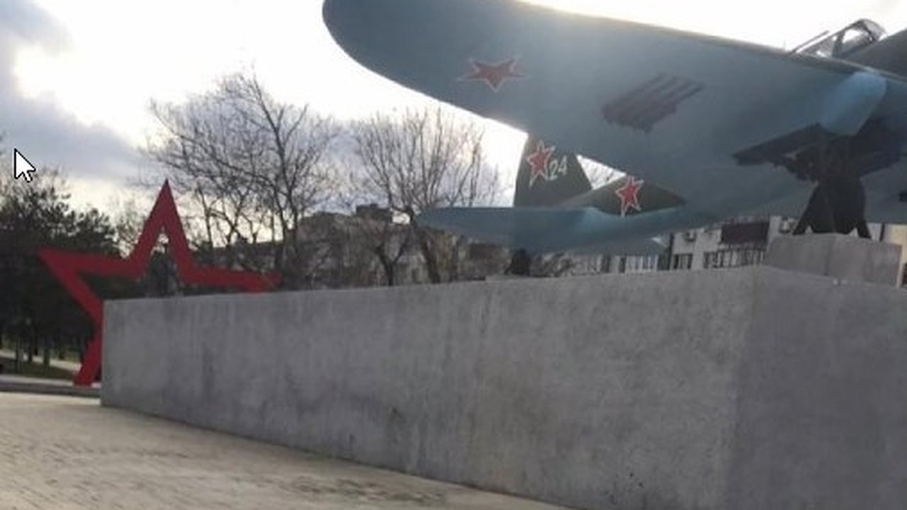 Главная картинка новости: В Новороссийске обновили площадку, на которой стоит памятник «Самолет»