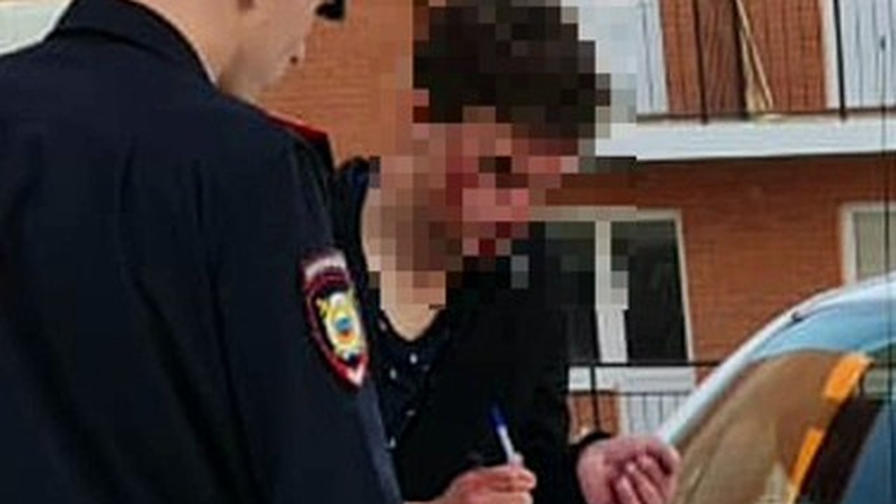 Главная картинка новости: Всюду пятна крови, обломки пластика и фар. Новороссиец устроил дебош во дворе ЖК «Парковый»