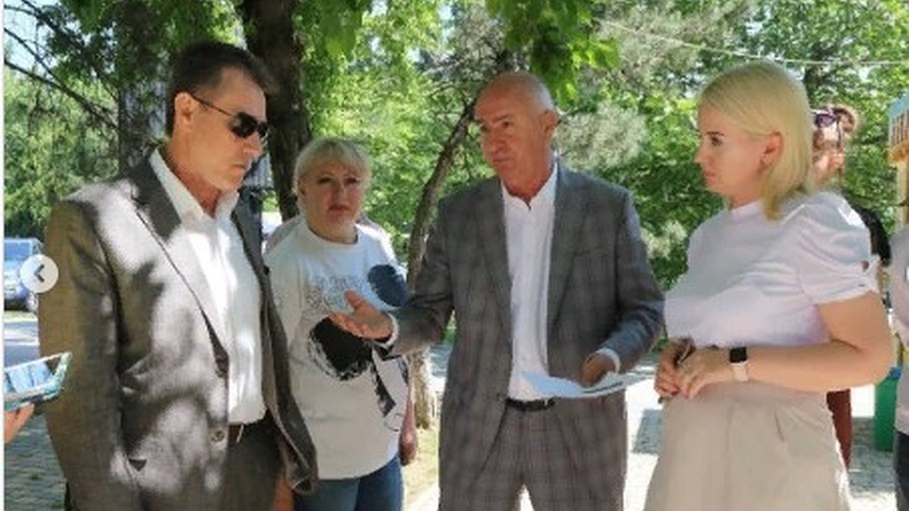 Главная картинка новости: Подкова и 16-метровая лавочка. На Анапском шоссе обустраивают сквер