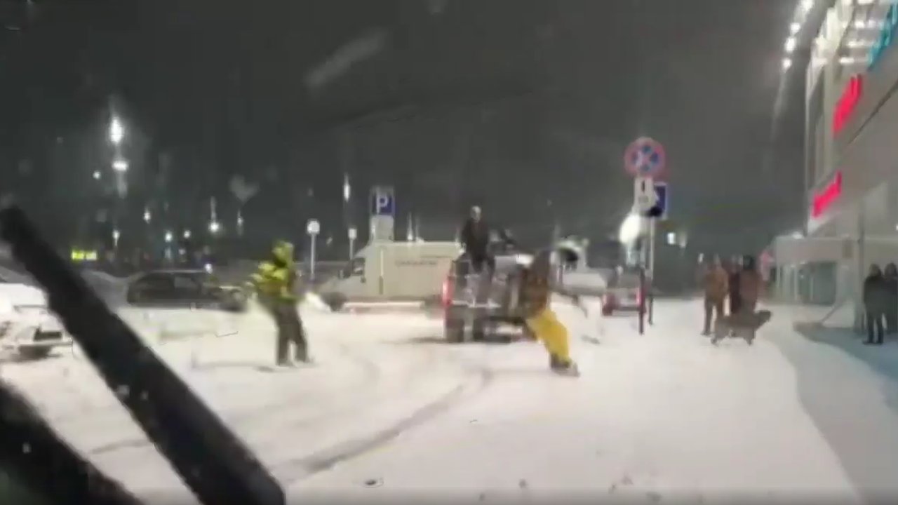 Главная картинка новости: По заснеженным улицам Новороссийска прокатились сноубордисты