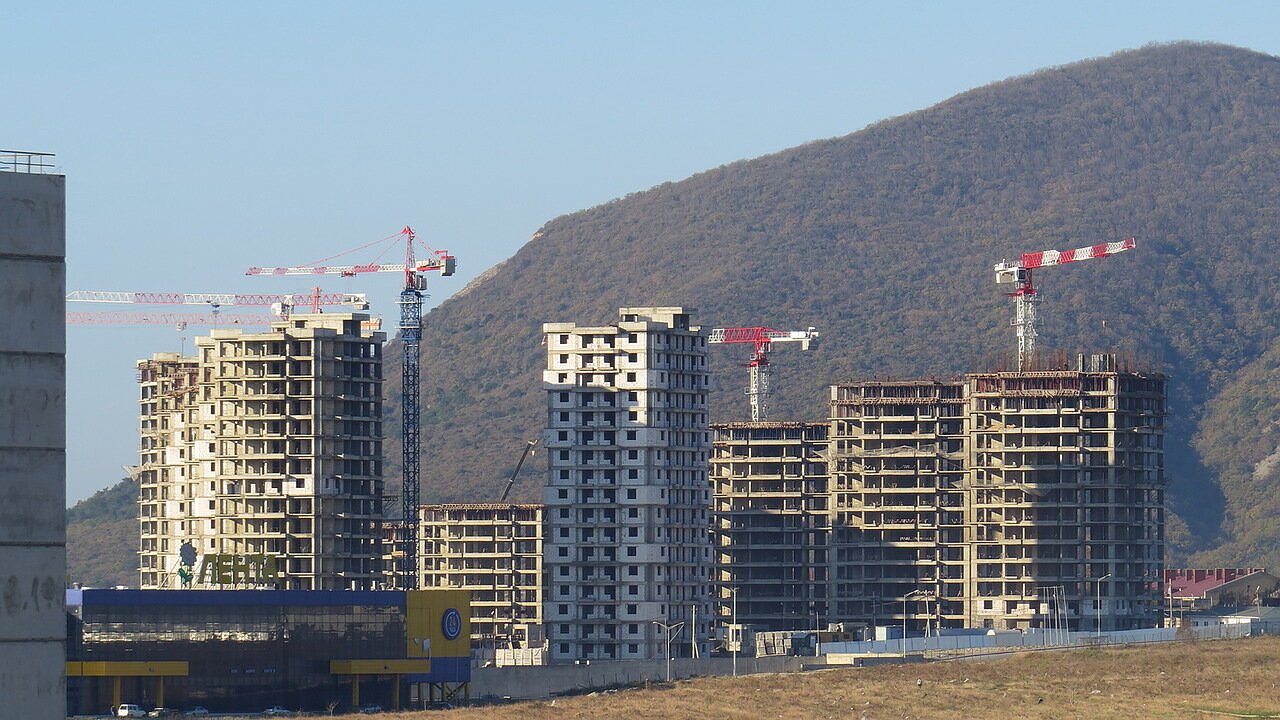 Главная картинка новости: За месяц в Новороссийске на 1,3% подешевели квартиры в новостройках