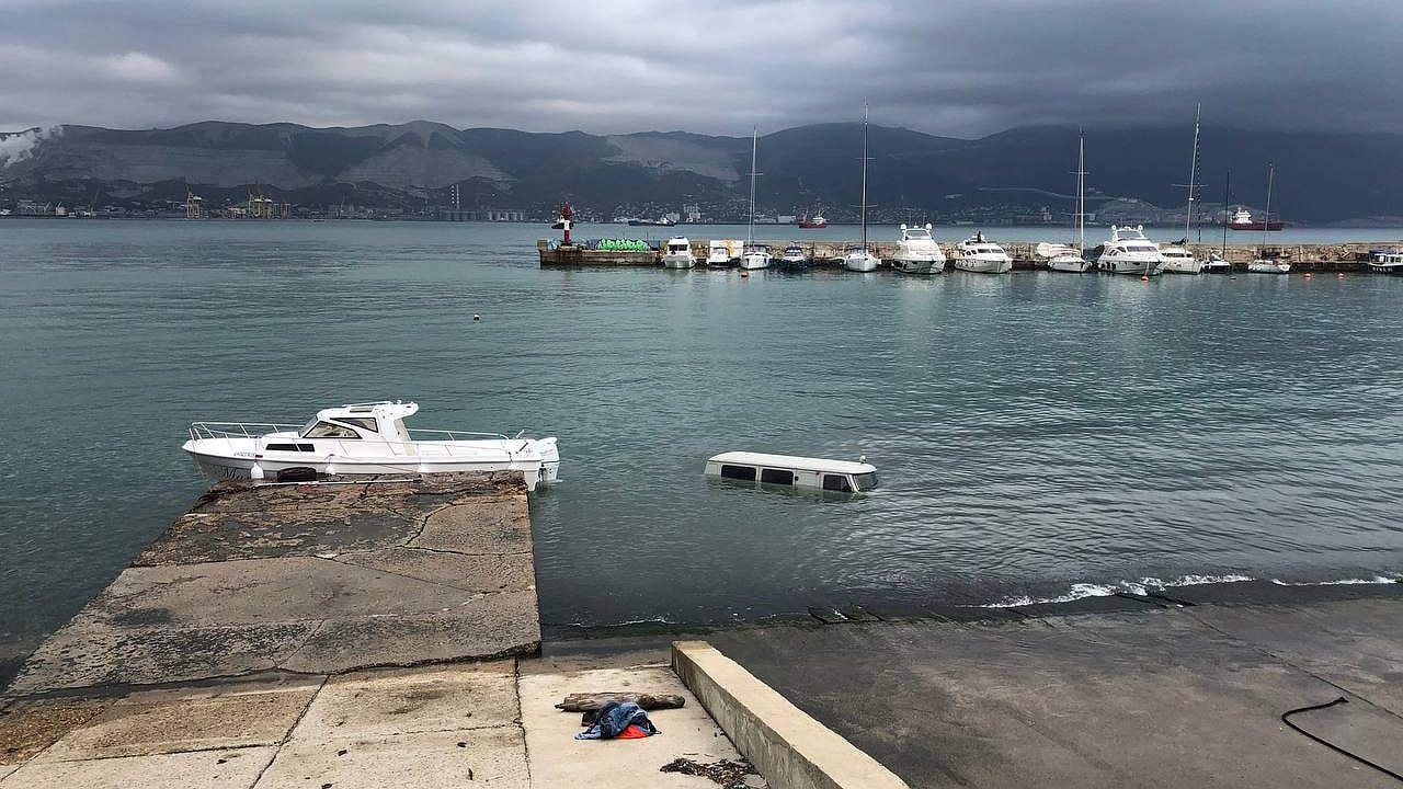 Главная картинка новости: У пирса яхт-клуба в Новороссийске утонул автомобиль