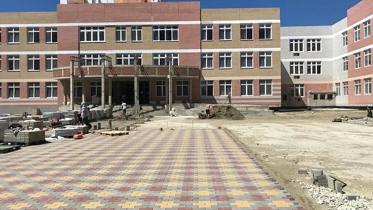Главная картинка новости: Новая школа в 15 микрорайоне Новороссийска готова на 87%