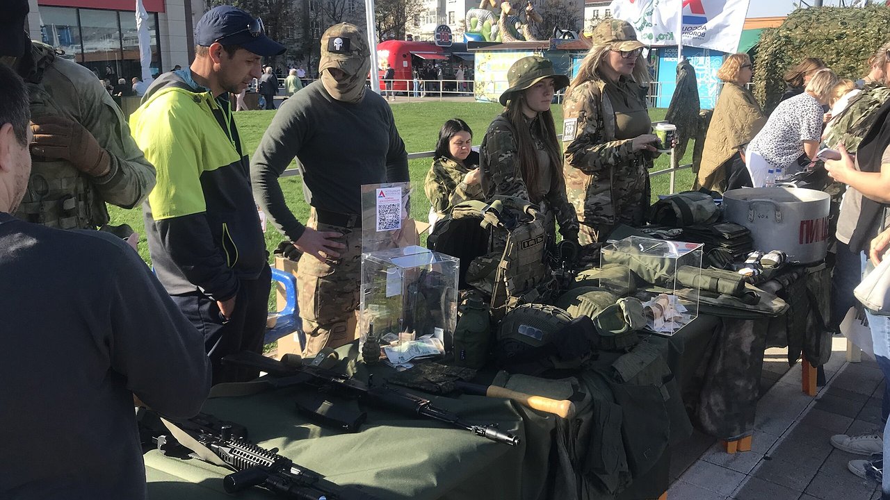 Главная картинка новости: В День народного единства на набережной Новороссийска развернулась выставка «Мы вместе! Своих не бросаем!»