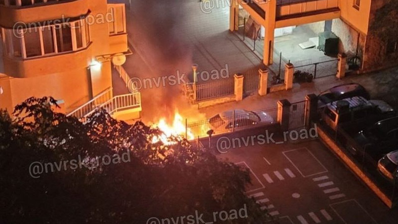 Главная картинка новости: В Новороссийске сгорела припаркованная иномарка