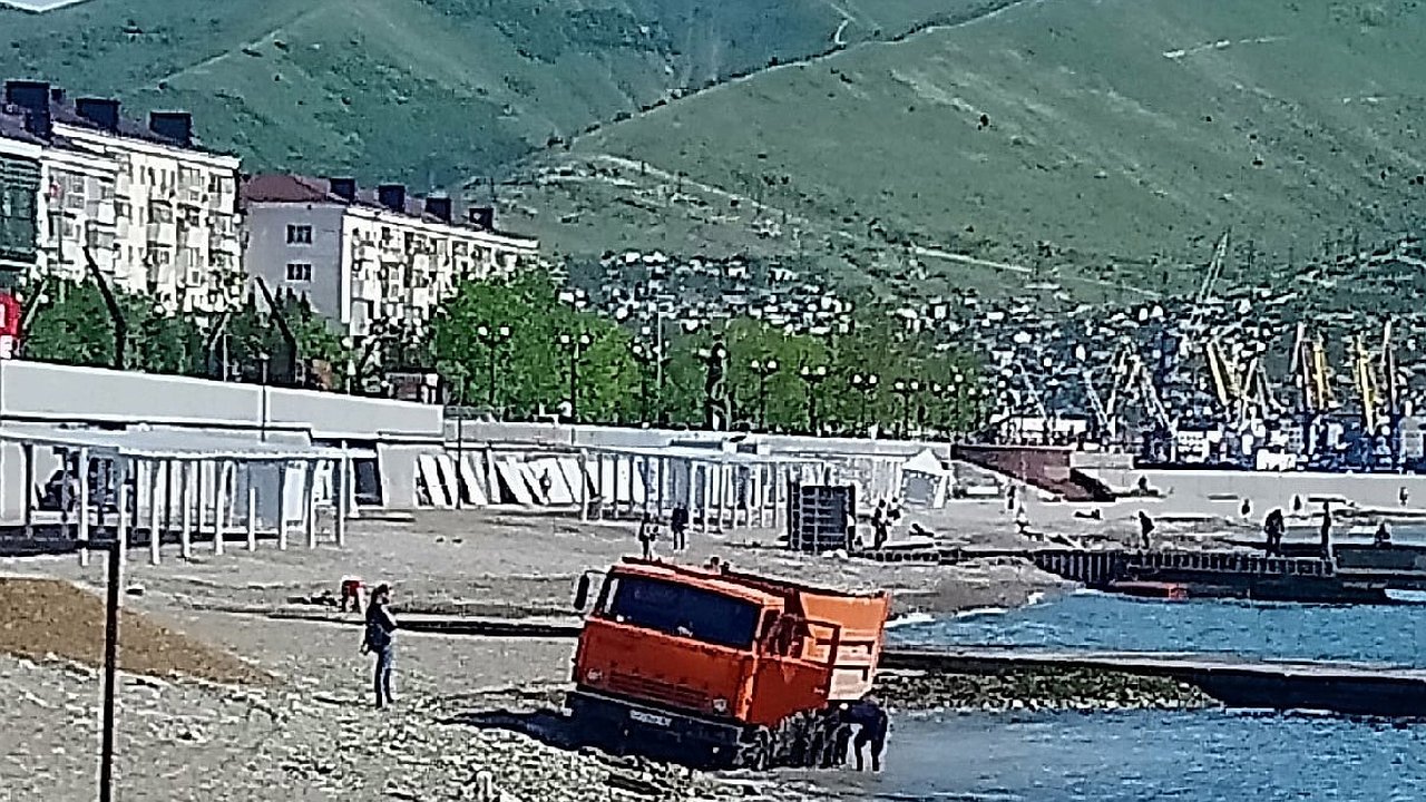 Главная картинка новости: На Горпляже Новороссийска «купался» КамАЗ. Что на это ответили власти?