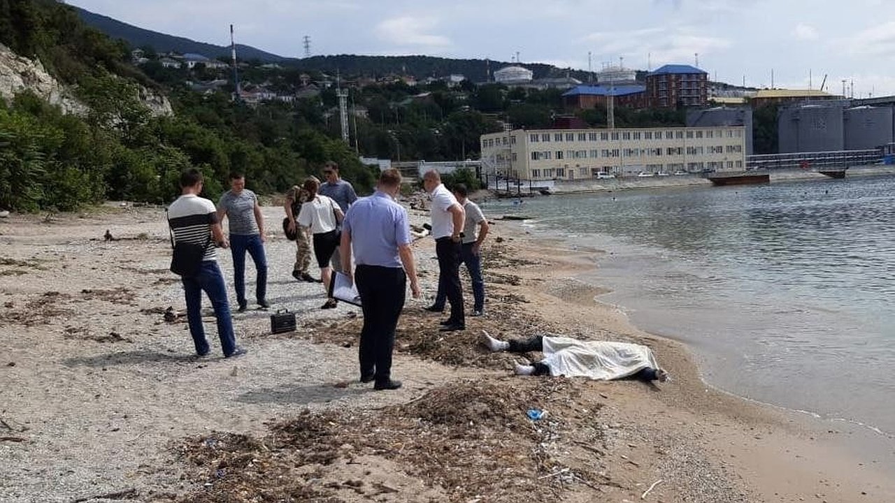 Главная картинка новости: На "народном" пляже Новороссийска нашли тело мужчины