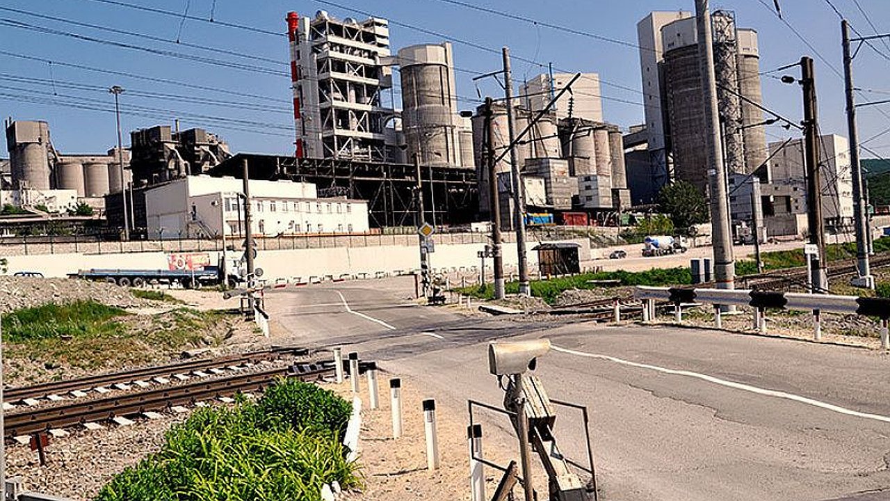 Главная картинка новости: Завтра под Новороссийском перекроют движение через жд-переезд