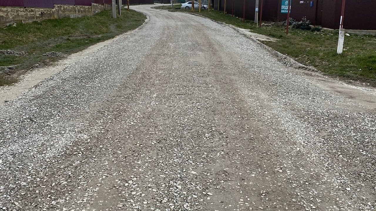 Главная картинка новости: С начала года власти Новороссийска грейдировали 24 дороги