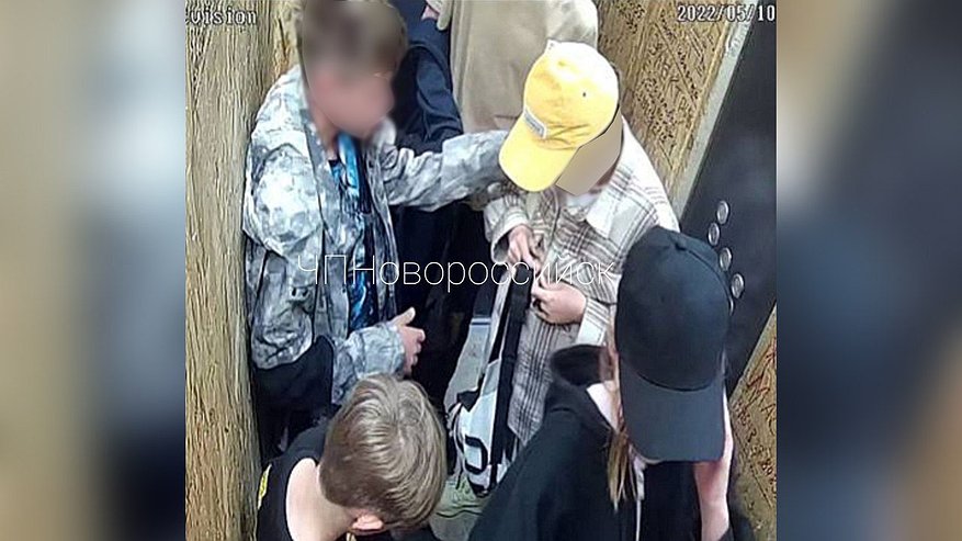 Главная картинка новости: В Новороссийске подростки скинули бутылку с балкона 17 этажа на маму с ребенком