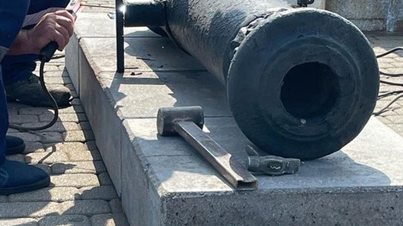 Главная картинка новости: После жалобы новороссийцев на набережной закрепили пушку к постаменту