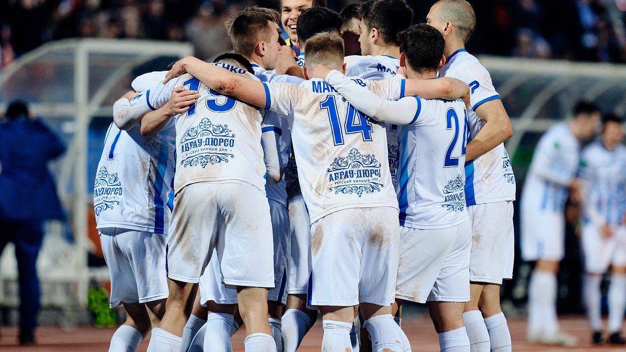 Главная картинка новости: «Черноморец» успешно опробовал новый газон