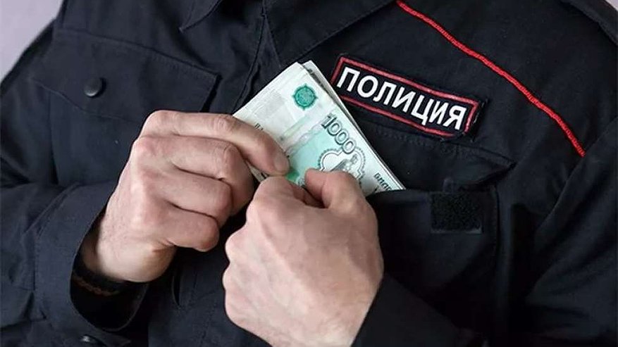 Главная картинка новости: Полицейский Новороссийска пойдет под суд за взятку