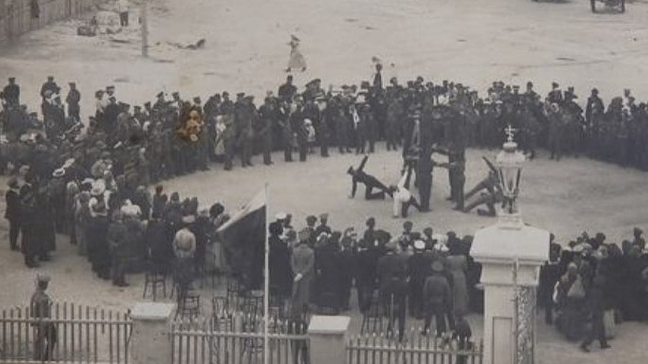 Главная картинка новости: Забавы новороссийских гимназистов в Городском саду. Тогда и сейчас