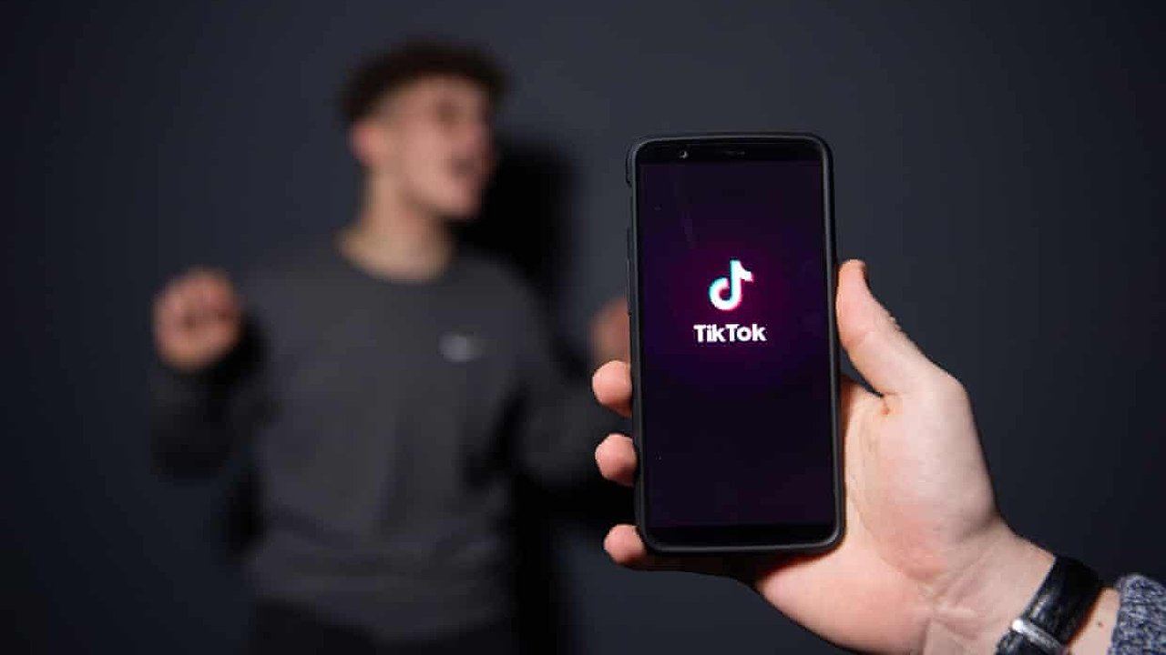 Главная картинка новости: TikTok и знания. В популярной сети будут транслировать обучающие ролики