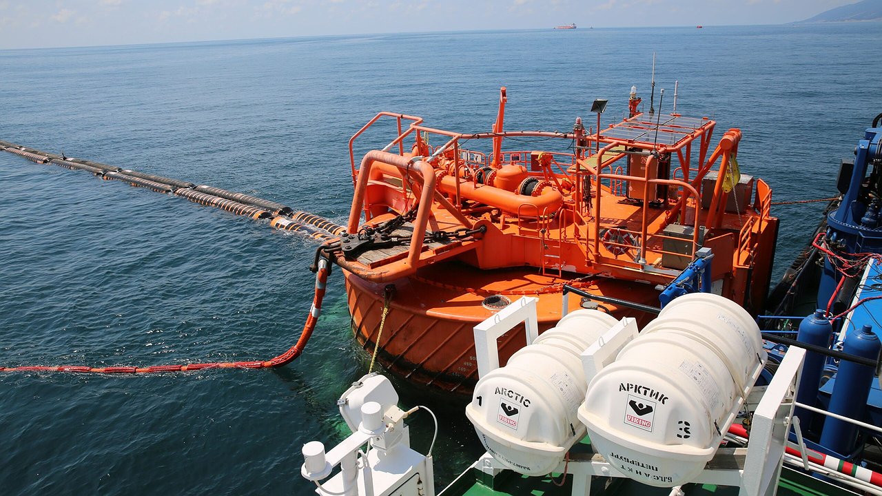 Главная картинка новости: В Новороссийске заменили оборудование, из-за которого произошел разлив нефти