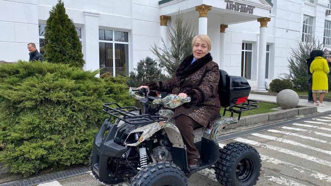 Главная картинка новости: Фельдшер спешит на помощь! 73-летняя врач, которая ездит к больным на квадроцикле, получила нового «железного коня»