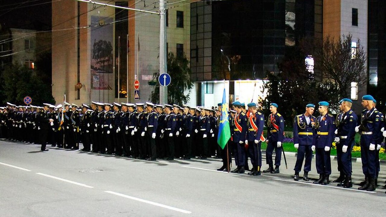 Главная картинка новости: Вечером перекроют центр Новороссийска из-за репетиции парада