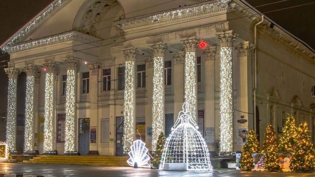 Главная картинка новости: Скоро Новороссийск начнут украшать к Новому году