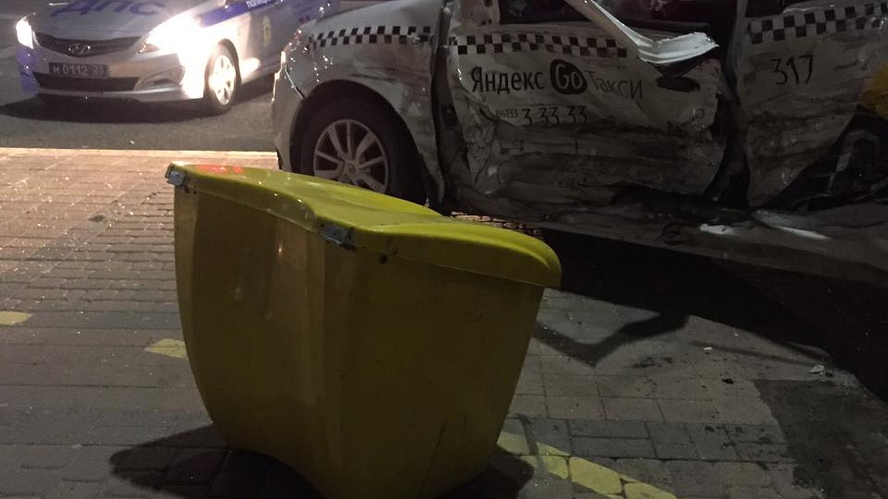 Главная картинка новости: Страшное ДТП в Новороссийске. Такси влетело в остановку, на месте работают несколько бригад скорой