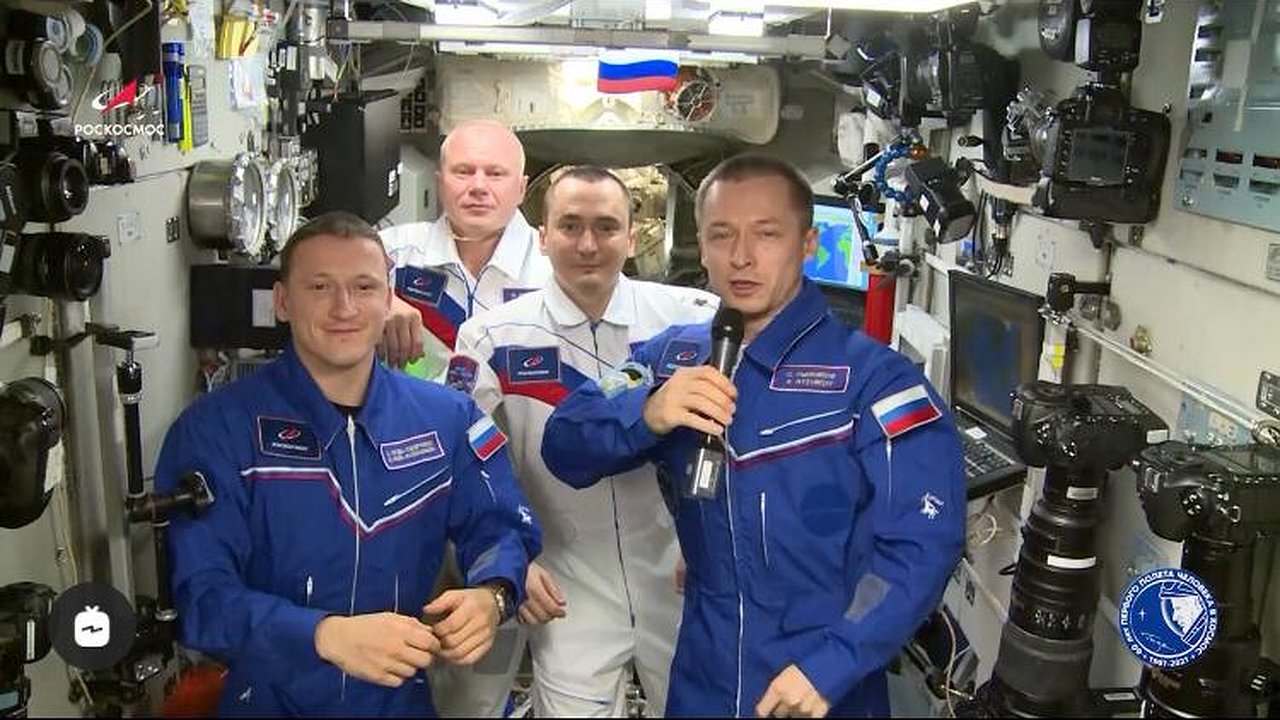 Главная картинка новости: Космонавты поздравили землян с Днем космонавтики