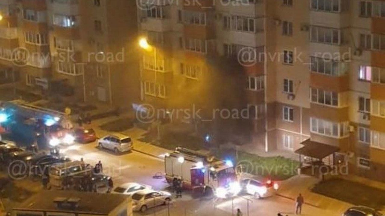 Главная картинка новости: В Новороссийске загорелся подвал 16-этажки. Жильцы остались без света на неопределенное время