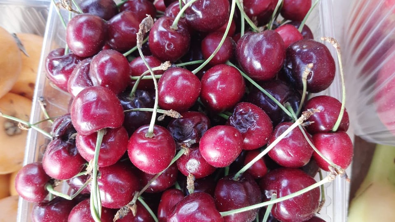 Главная картинка новости: Сколько стоят летние лакомства на рынках Новороссийска?