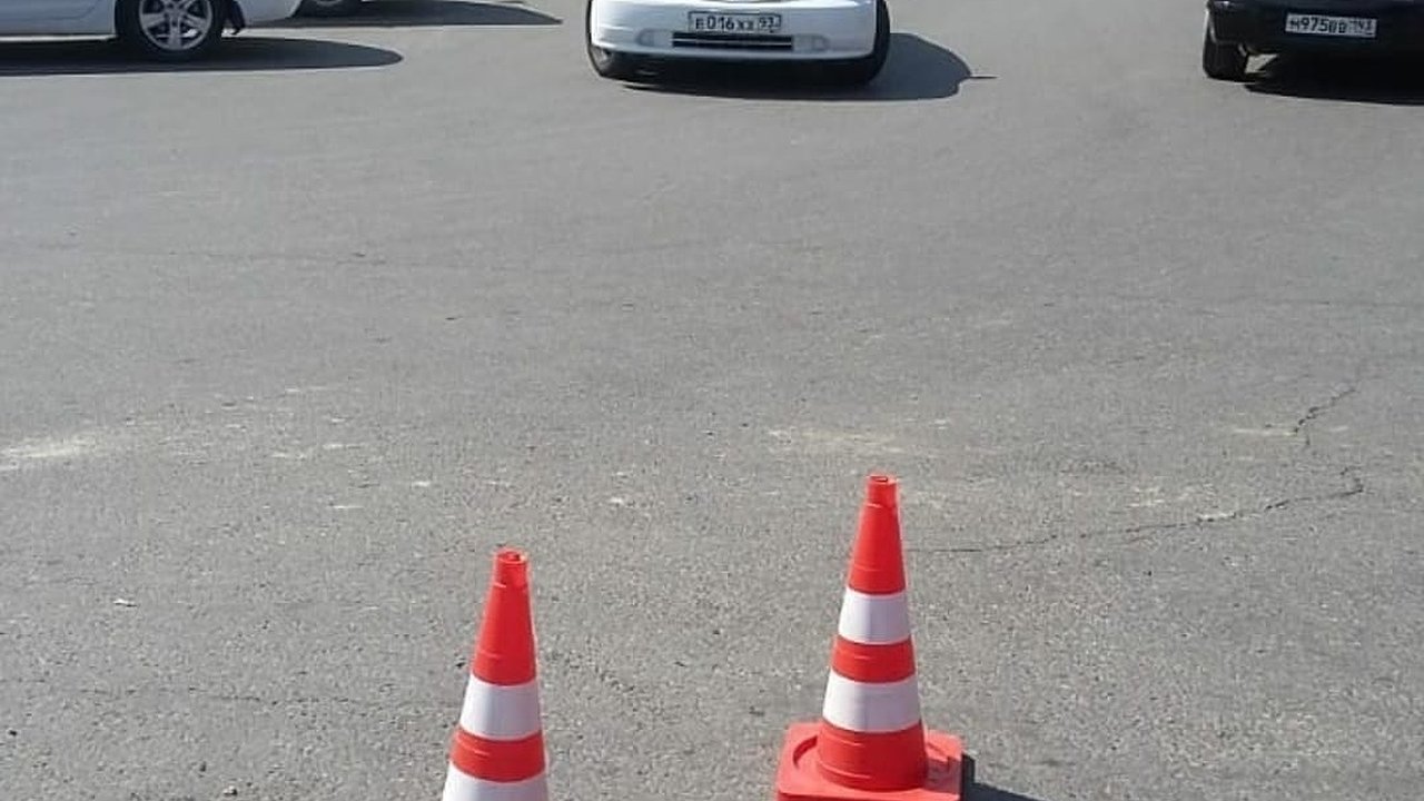 Главная картинка новости: В центре Новороссийска под мусоровозом провалился асфальт