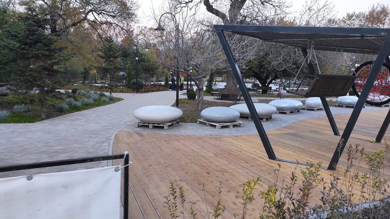 Главная картинка новости: В центре Новороссийска завершилась реконструкция сквера Чайковского