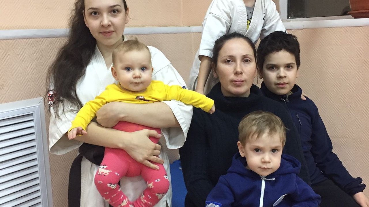 Главная картинка новости: «Чем старше дети становятся, тем больше с ними нужно общаться». Мама пятерых детей из Новороссийска рассказала о своей музыкально-боевой семье