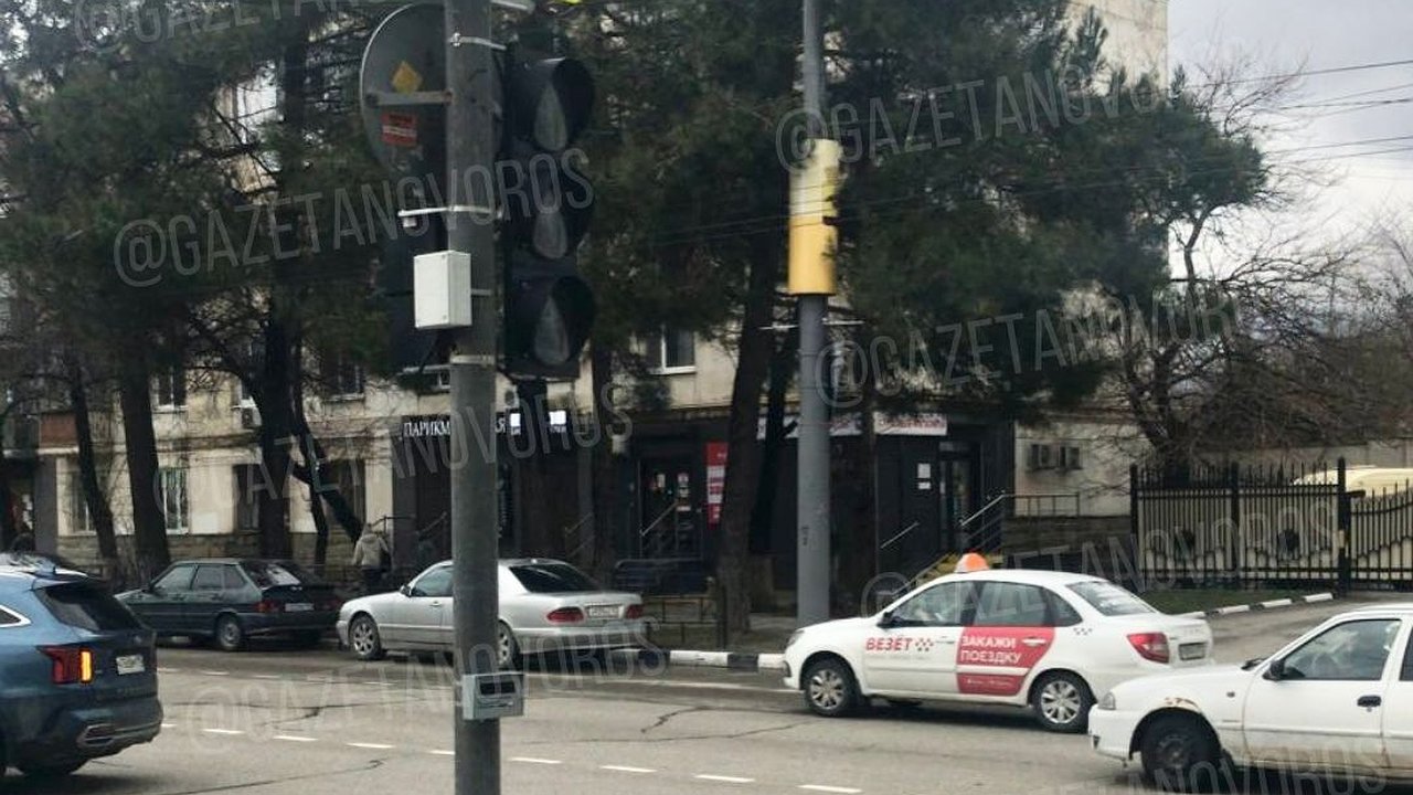 Главная картинка новости: У здания мэрии Новороссийска установили новый светофор