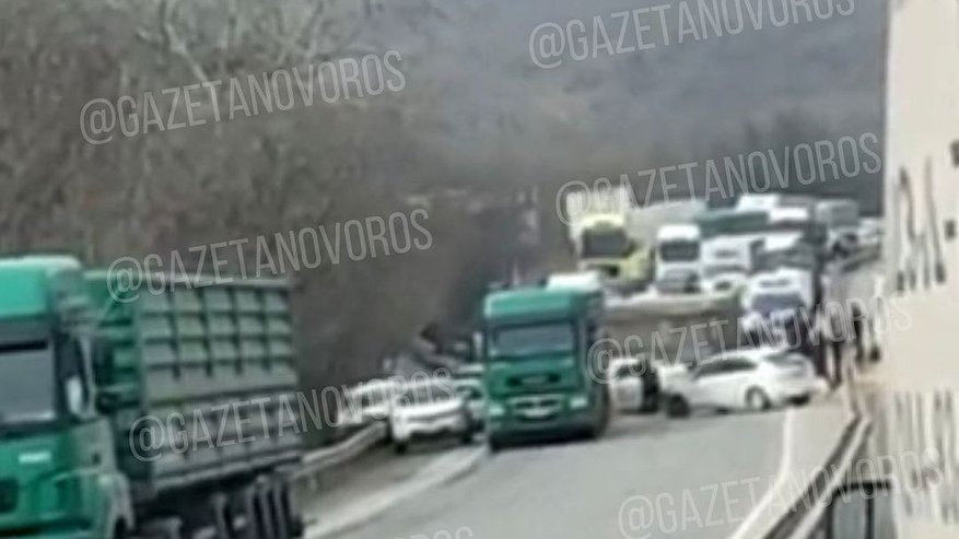 Главная картинка новости: На перевале Волчьи ворота большегруз протаранил десятки автомобилей