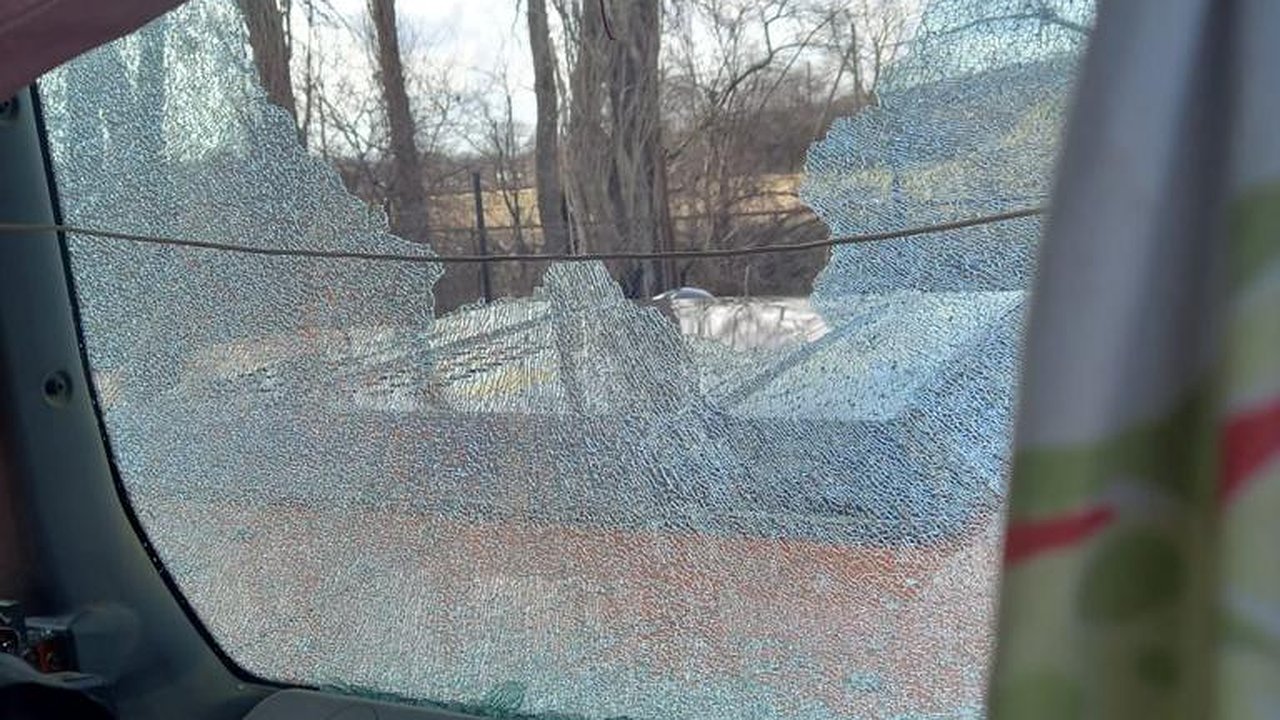 Главная картинка новости: В Новороссийске мужчина закидал экскаватор камнями