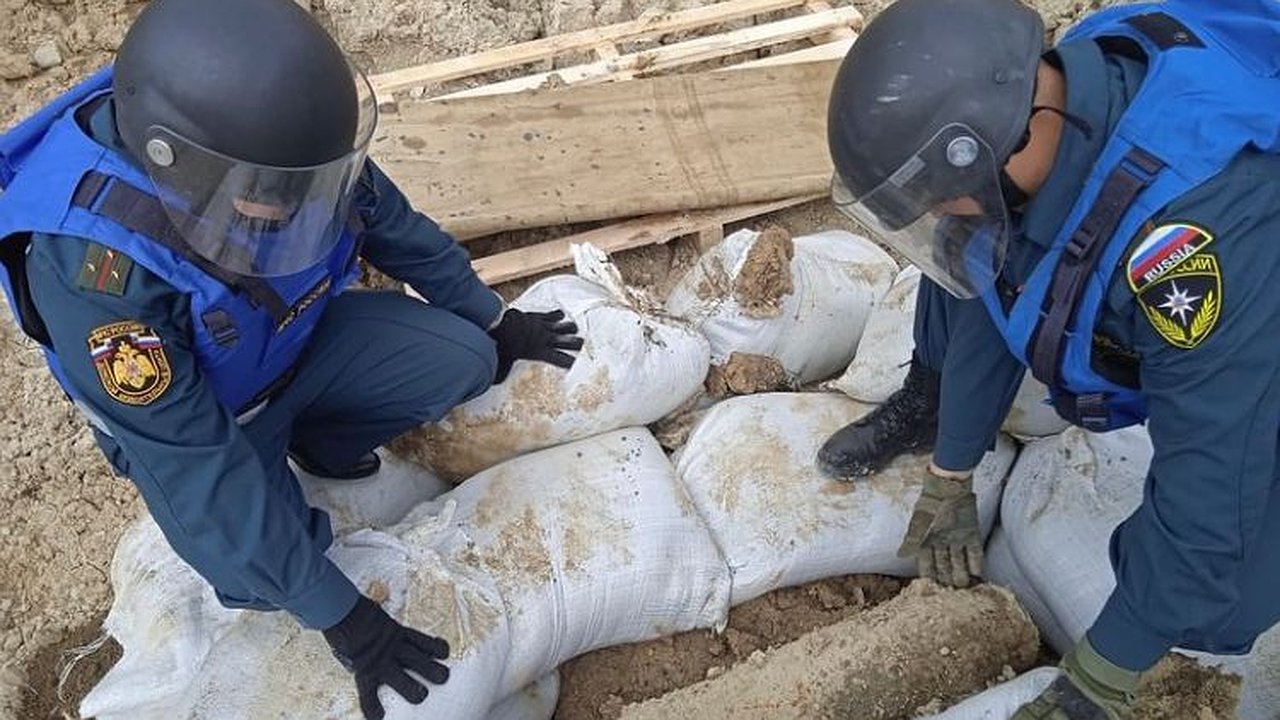 Главная картинка новости: Авиабомбу с территории строящейся школы Новороссийска уничтожили на полигоне. Видео