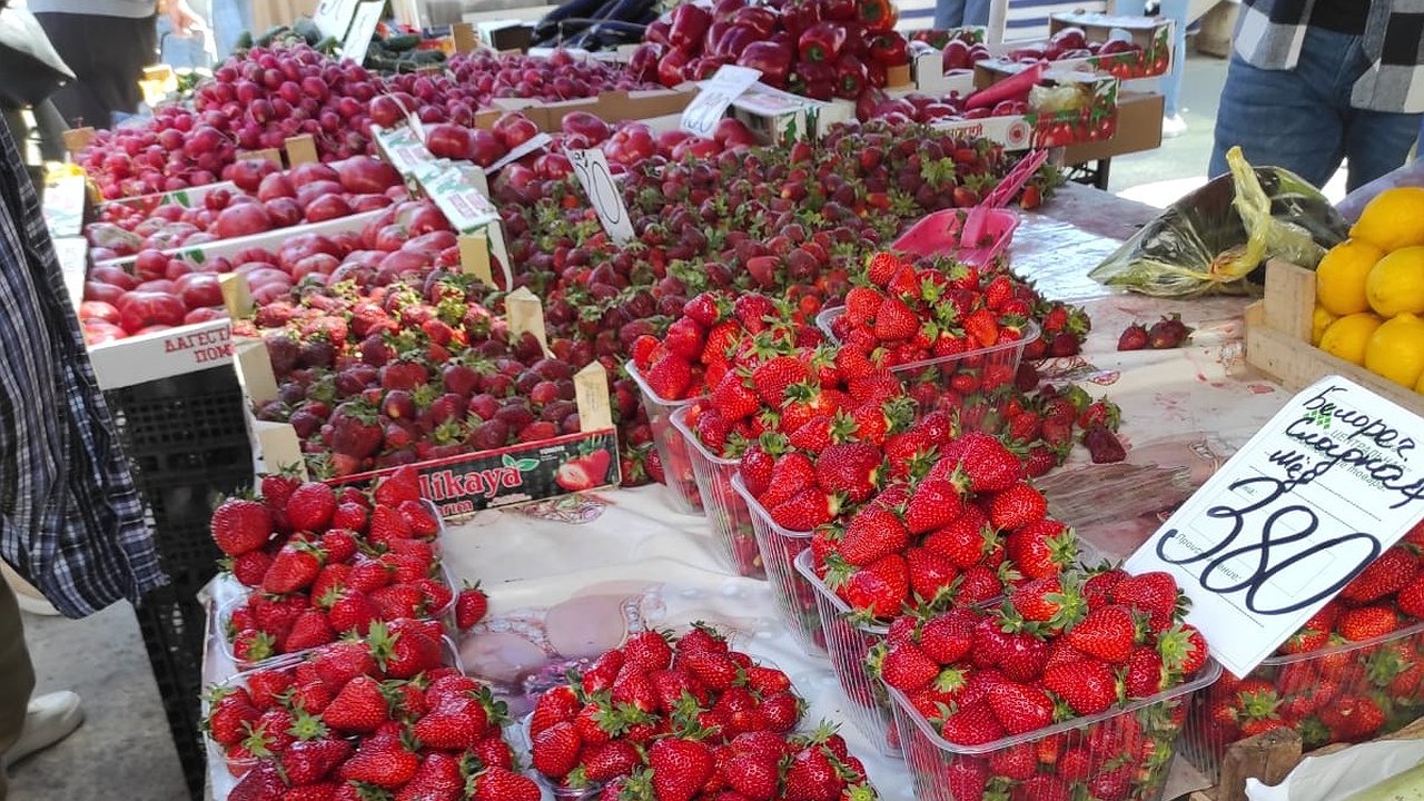 Главная картинка новости: Клубника, черешня, кукуруза: сколько стоят сезонные лакомства в Новороссийске?