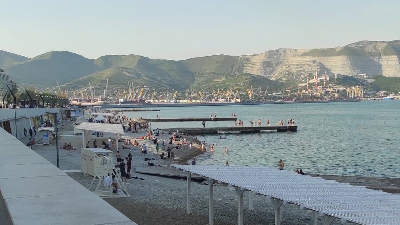 Главная картинка новости: В Новороссийске официально стартует пляжный сезон: где можно и нельзя купаться