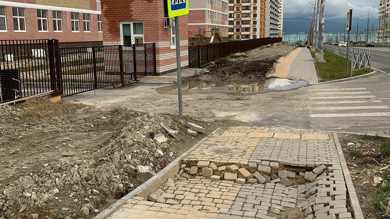 Главная картинка новости: Около новой школы Новороссийска проваливается тротуар