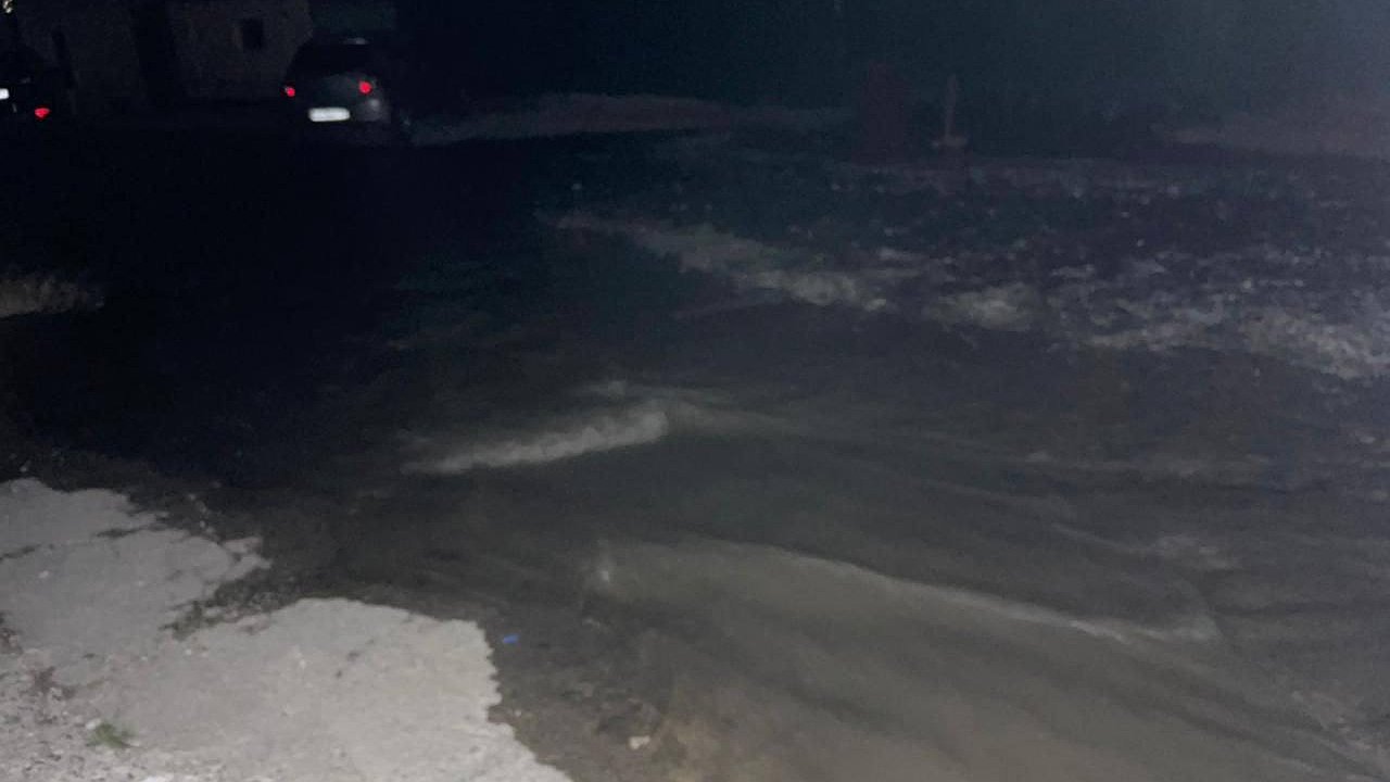 Главная картинка новости: «Фекалии вонючей рекой несутся в море»: в Новороссийске нечистотами залило Алексино