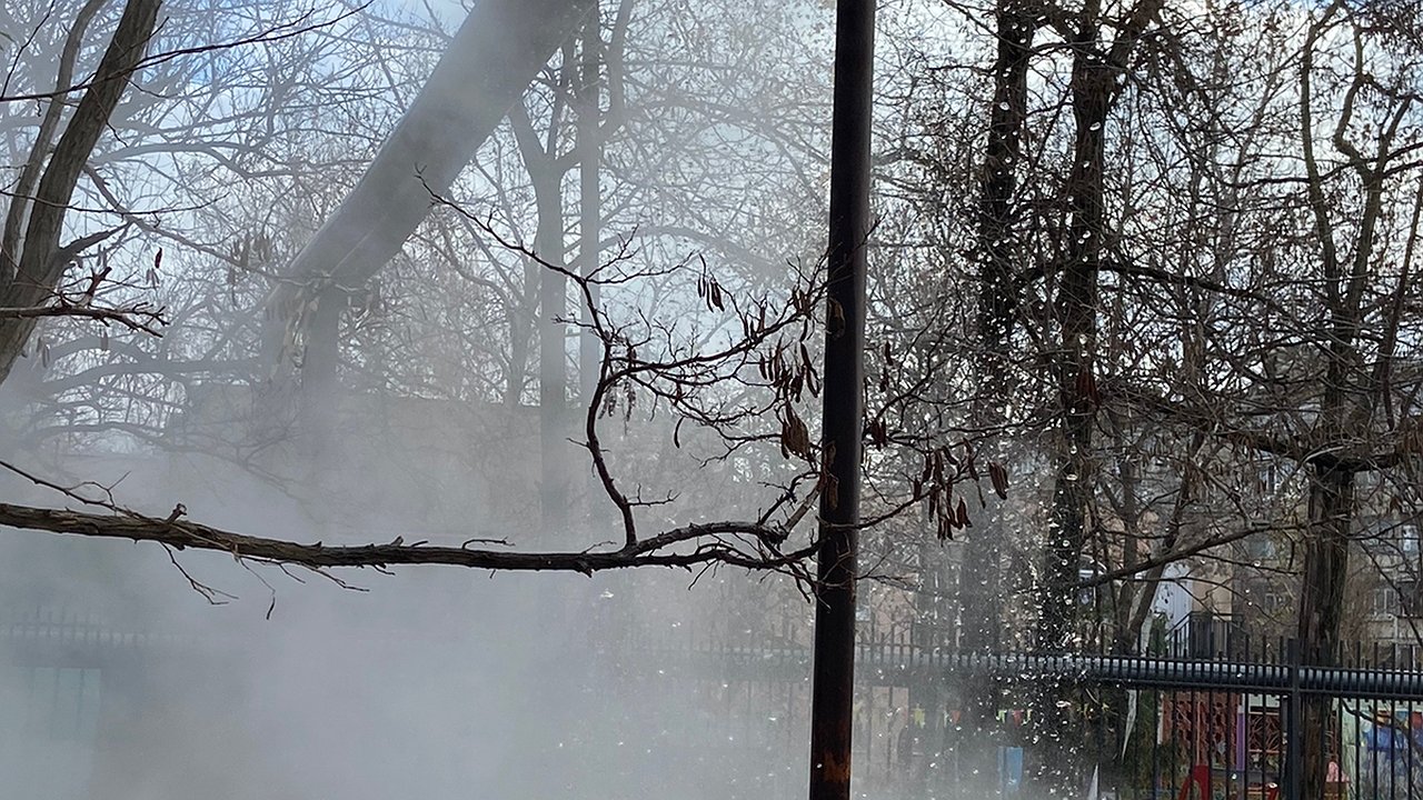 Главная картинка новости: В Новороссийске во дворе пятиэтажки хлестал фонтан из кипятка