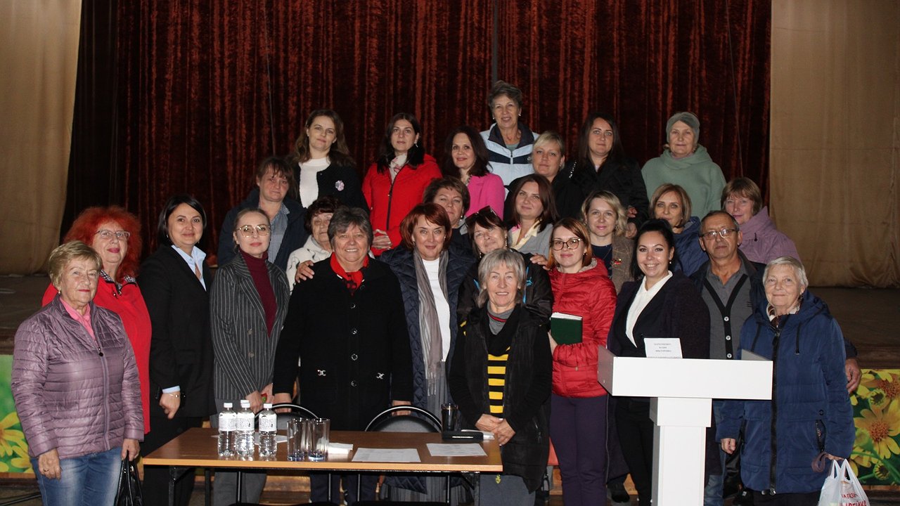 Главная картинка новости: Реконструкция дорог и контроль ЖКХ: депутат зск Юлия Пархоменко встретилась с жителями с. Гайдук