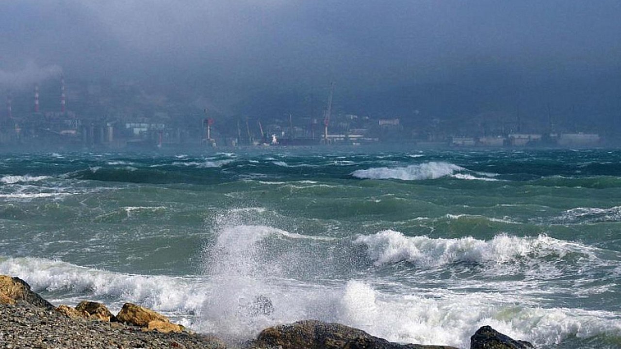 Главная картинка новости: В Новороссийске объявили штормовое предупреждение