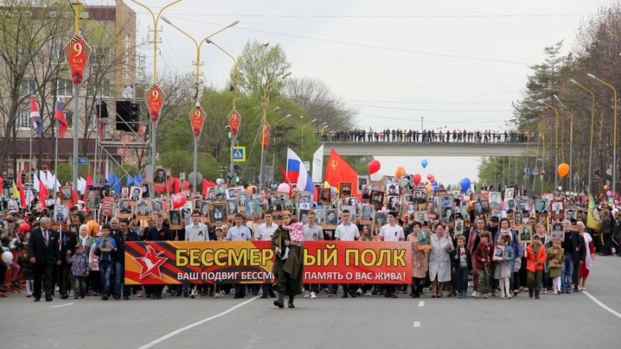 Главная картинка новости: Память будет плыть через века в строю Бессмертного полка!
