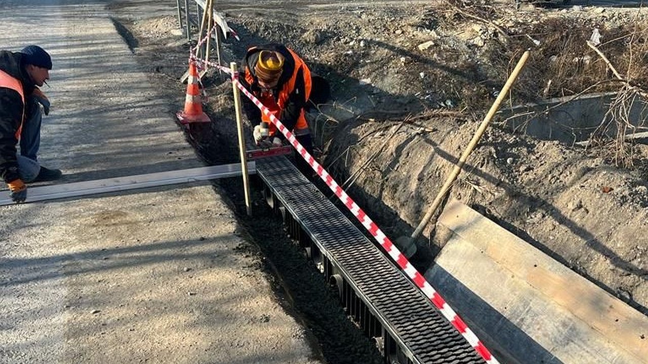 Главная картинка новости: В Новороссийске ремонтируют 2 улицы, которые пострадали от наводнений