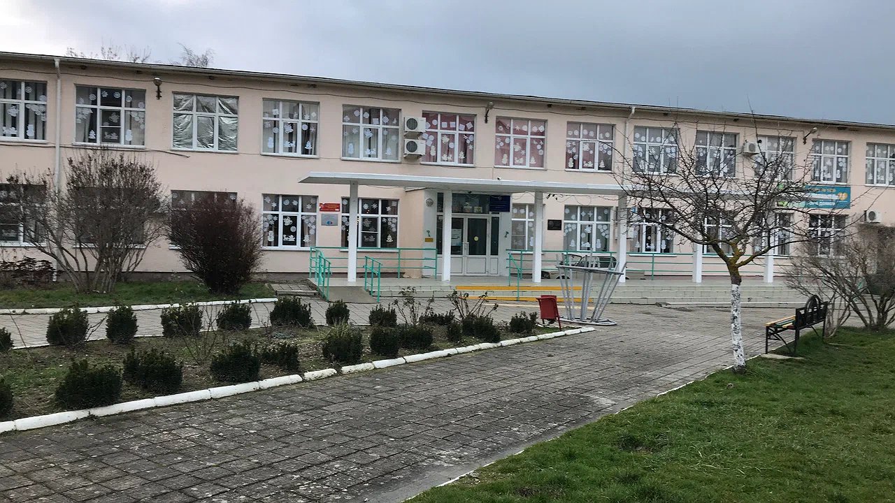 Главная картинка новости: Под Новороссийском отремонтируют спортплощадку школы за 6 миллионов