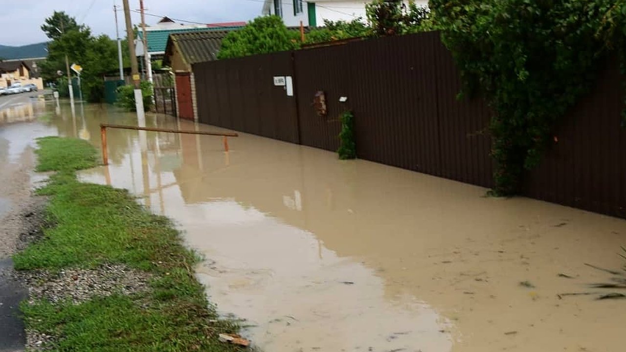 Главная картинка новости: В Южной Озереевке под Новороссийском затопило 20 домов
